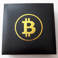 Сувенирна монета Bitcoin в кутия